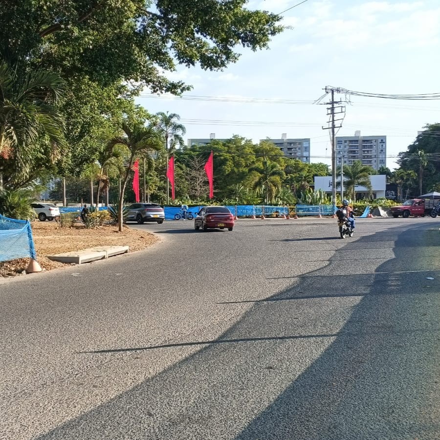 Cierre nocturno en la glorieta de Alfaguara por obras de mejoramiento vial